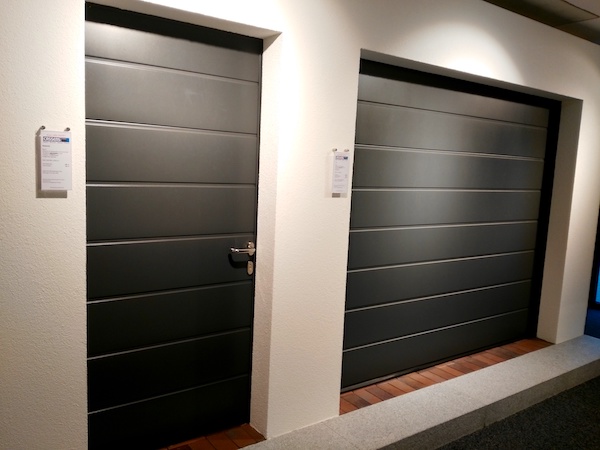 Schwarzes Garagentor mit optisch dazu passender Garagennebentür